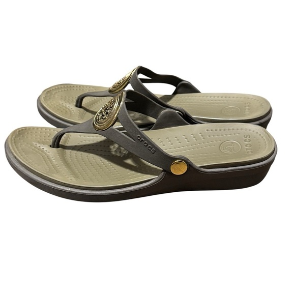 CROCS Women’s Sanrah Sandals Thong Flip Flops Sz 10 Ergonomic Beveled Medallion - Picture 3 of 10